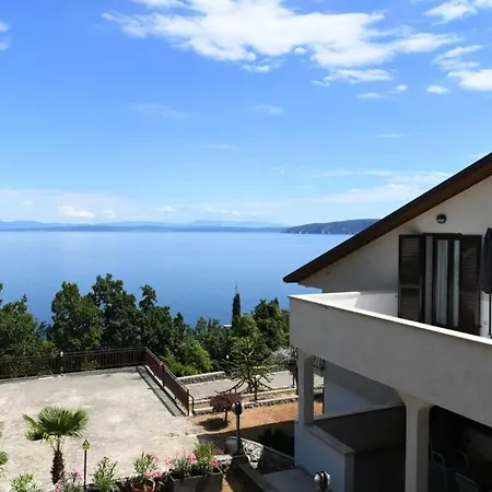 Grosses Reihenhaus Mit Viel Gruen Und Meerblick Moscenicka Draga