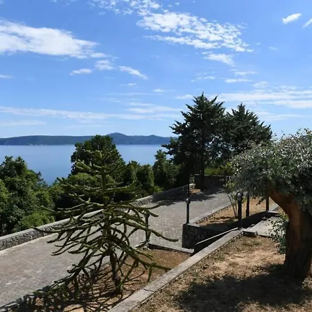 Grosses Reihenhaus Mit Viel Gruen Und Meerblick Holiday home Moscenicka Draga