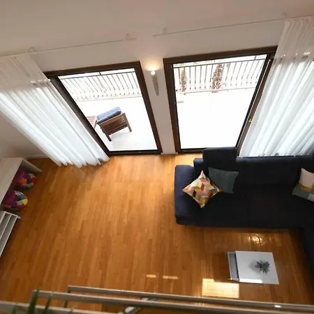 Grosses Reihenhaus Mit Viel Gruen Und Meerblick